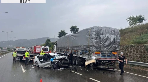 TIR'a çarpan otomobildeki 1 kişi öldü, 2 kişi yaralandı