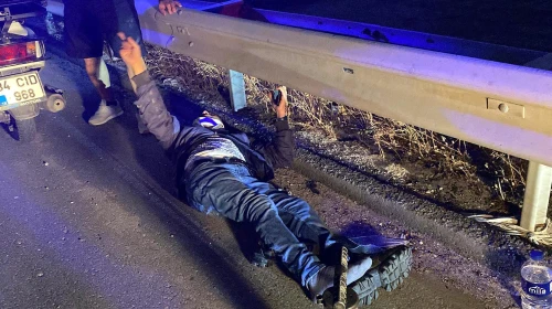 Yoldaki takoza çarpan motosiklet sürücüsü yaralandı