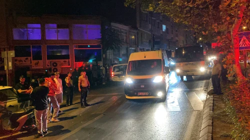Sürücüsü kaçan araç, trafik kazasında 4 araca çarptı ve 2 kişi yaralandı