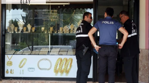Kuyumcuyu bıçakla tehdit ederek 600 bin TL’lik bilezik alıp kaçan şüpheli yakalandı
