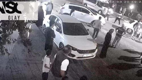 Otomobil, yayaya yol vermek için duran araca arkadan çarptı; kaza kamerada