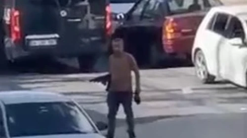 Başakşehir'de pompalı tüfekle sokağa çıktı, yolu kapattı
