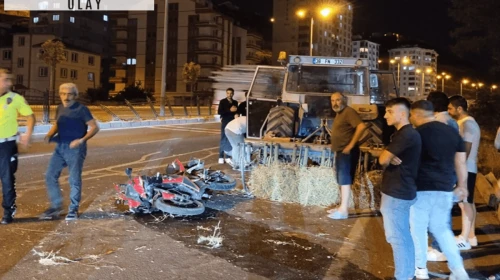 Traktöre arkadan çarpan motosikletin sürücüsü felaketi yaşadı