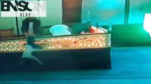 İmam namazı bırakıp yüksekten düşen çocuğu havada yakaladı!