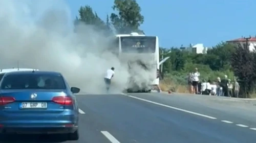 Seyir halindeki tur otobüsü yandı