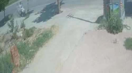 Devrilip ağaca çarpan motosikletin sürücüsü yaralandı; kaza kamerada