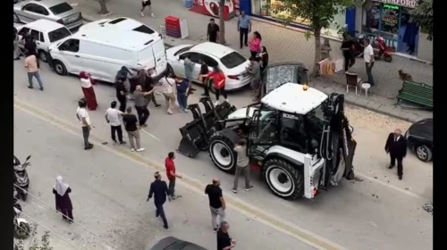 İş makinesinin 5 otomobil ve 2 yayaya çarptığı kaza kamerada