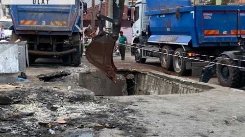 Yol çöktü, kamyon oluşan çukura düştü