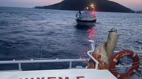 Fethiye açıklarında sürüklenen tekne kurtarıldı