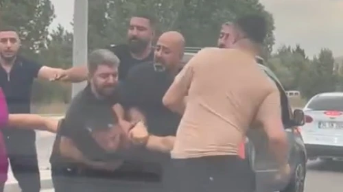 Trafikte tekmeli-yumruklu kavga kamerada