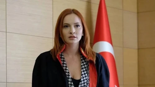Başak Gümülcinelioğlu, oğlunu beklerken paylaştığı ayna pozu ile dikkatleri üzerine çekti!