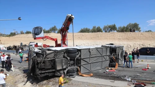 Ölüm virajında korkunç kaza! Yolcu otobüsü ile TIR çarpıştı: Üç ölü, altı yaralı