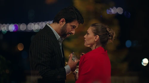 Netflix, Başrollerinde Engin Akyürek ve Aslı Enver'in Yer Aldığı Yeni Türk Dizisi 'Old Money'nin Yayın Tarihini Açıkladı
