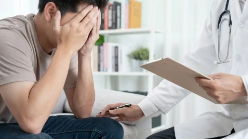 Narsistik Kişilik Bozukluğu, bireyin aşırı bir şekilde kendine hayran olması, başkalarını küçümseme, empati eksikliği ve sürekli övgüye ihtiyaç duyması gibi belirtilerle karakterize edilen bir kişilik bozukluğudur. Bu durum genellikle kişinin ilişkilerinde sorunlar yaşamasına sebep olabilir ve tedavi gerektirebilir.