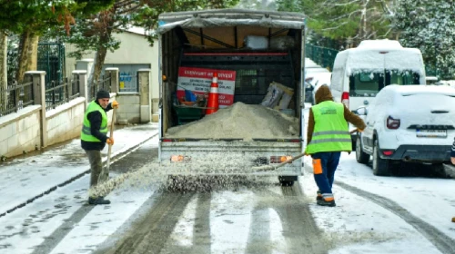 Esenyurt'ta karla mücadele çalışmaları hız kesmeden devam ediyor!