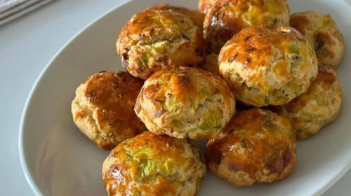 Pırasa ile yapılan nefis tarif: İçi pamuk gibi pırasalı poğaça yapımı!