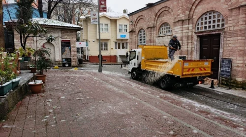 Fatih'te Karla Mücadele Çalışmaları Hız Kesmeden Devam Ediyor: 350 Personel ve 80 Araç Sahada!