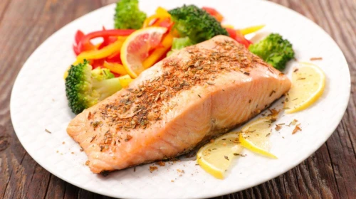 Fırında Sebzeli ve Limonlu Somon Tarifi: Evde Restoran Lezzetinde Şık Bir Yemek Deneyimi