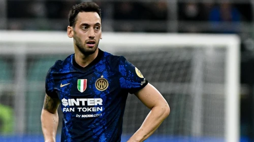 Hakan Çalhanoğlu, Inter Napoli karşılaşmasında ilk 11'de forma giyecek!