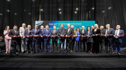 Modanın nabzı İzmir'de atıyor: Yenilikçi tasarımlar ve renkli koleksiyonlar ile İzmir moda dünyasına yön veriyor!