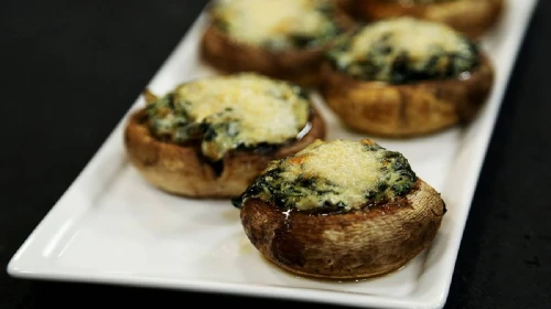 Lezzet şölenine davet: Fırında tereyağlı ve sarımsaklı mantar dolması tarifi!