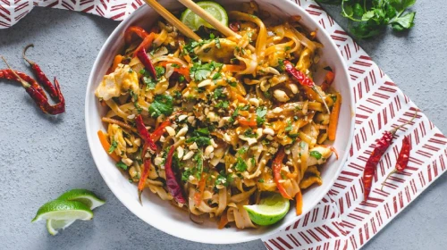 Evlerinize Uzak Doğu'nun lezzetli esintisini getirecek: Kendi Yapımı Sebzeli Pad Thai Tarifi!