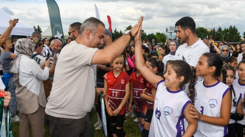 Bursa'da Mini Voleybol Şenliği’nde çocuklar madalyalarını aldı