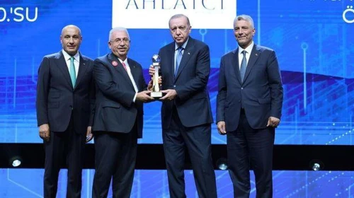 Kuyumculuk Sektörü İhracat Şampiyonu Ahlatcı, Ödülünü Cumhurbaşkanı Erdoğan’ın elinden aldı