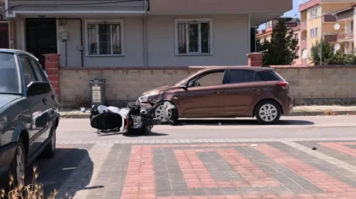 Bursa'da motosiklet ile otomobil çarpıştı : 2'si çocuk 3 yaralı