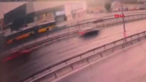 Küçükçekmece'de İETT ve otomobil karıştığı kaza anı kamerada