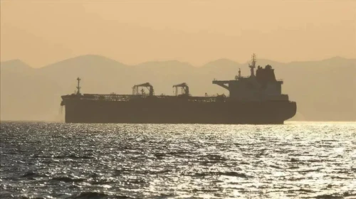 Hürmüz Boğazı'nda gerilim : Süper tanker iki deniz mayınına çarparak alev aldı