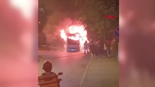 Kartal'da park halindeki minibüs alev alev yandı: O anlar kameralara yansıdı