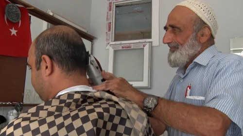 Çocukluğunda başladığı mesleğiyle 65 yıldır yoluna devam eden 76 yaşındaki yetenek: İşte ilham verici hikayesi!