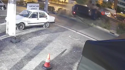 Otomobil kontrolden çıkıp takla attı: Aracın motoru yola fırladı