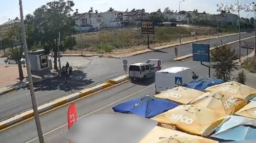 Antalya'da hafif ticari araçla 3 tekerlekli motosiklet çarpıştı, o anlar kamerada