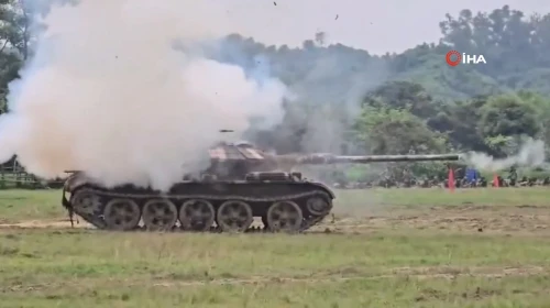 Bangladeş'te askeri tatbikat sırasında tank böyle patladı