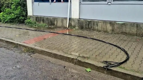Bartın'da fırtına alarmı : Enerji nakil kabloları koptu, yol trafiğe kapatıldı