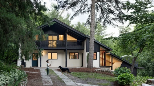 Belfountain House, 1970’lerin dağ evini yamaca yayılan bir konuta dönüştürüyor