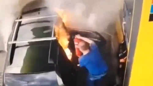 Akaryakıt istasyonunda bidonlara benzin doldururken otomobili alev aldı