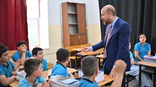 Bilal Erdoğan yeni eğitim öğretim yılının ilk gününde Diyarbakır’da öğrenci ve öğretmenlerle buluştu