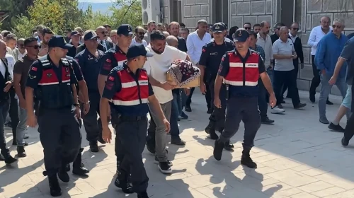 Bir babanın en zor günü: Tutuklu baba üç aylık bebeğini toprağa verdi