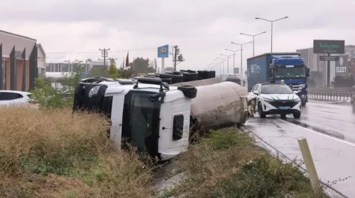 Bursa İnegöl'de sıvı tuz yüklü tanker devrildi: 1 yaralı