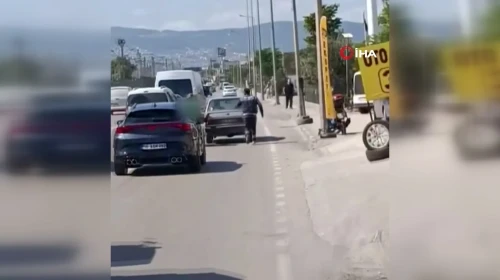Bursa'da arızalanan otomobilin yardımına vatandaşlar ve motokurye yetişti: İlginç anlar kamerada