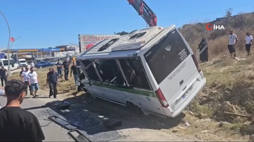 Çerkezköy'de minibüs direğe çarptı: Üç kişi yaralandı