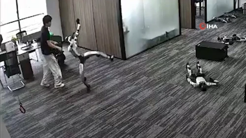 Çin'de insansı robot geliştiricisi olan mühendise tekme attı