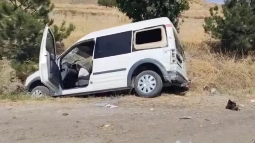Çorum Sungurlu'da hafif ticari araç ile otomobil çarpıştı: 3 yaralı