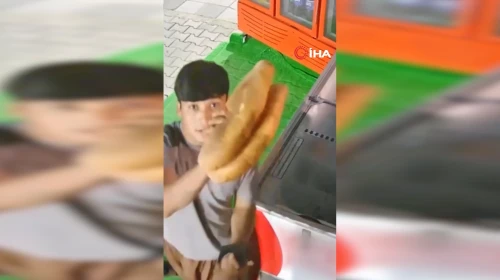 Ekmek aldılar, ücretini kameraya gösterip kasaya bıraktılar