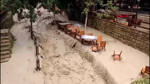 Hatay'da sağanak: Dereler taştı, işletmeler suyla doldu