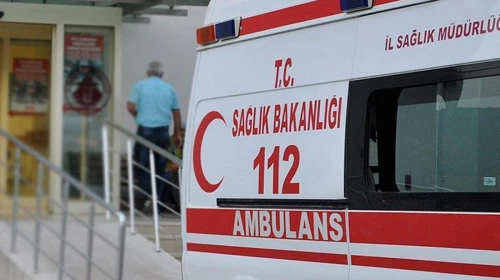 Kaldırımda yürüyordu! Yangın çıkış kapısı ayağının üzerine düştü