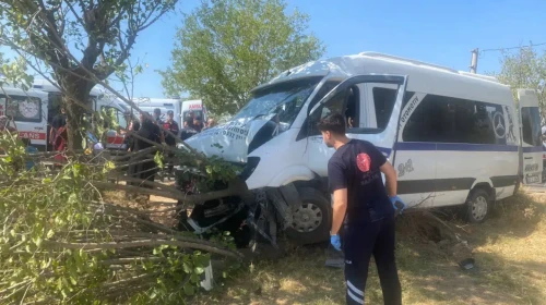Manisa'da işçi minibüsü ağaca çarptı : 14 yaralı